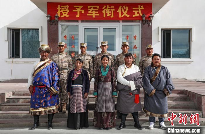 圖為列兵代表與親人合影留念?！詵| 攝