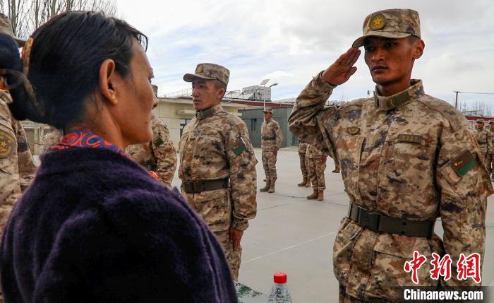 圖為列兵扎西加央向母親敬禮。　劉曉東 攝