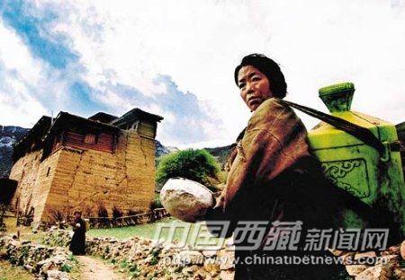 三巖帕錯民居，有高大夯土結(jié)構(gòu)，防御性好，柱墻混合承重。