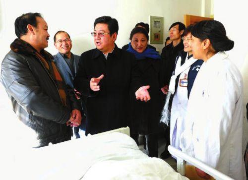 張延清看望慰問元旦期間堅守在崗位上的工作人員。旺久 攝