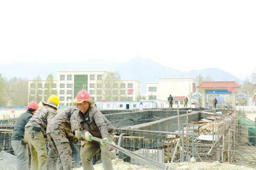 仙足島生態(tài)路大橋施工現(xiàn)場。