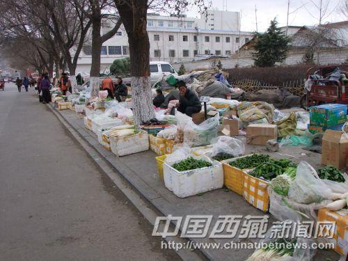1月20日下午，記者在娘熱路水果蔬菜批發(fā)市場對(duì)面拍攝到的情景。