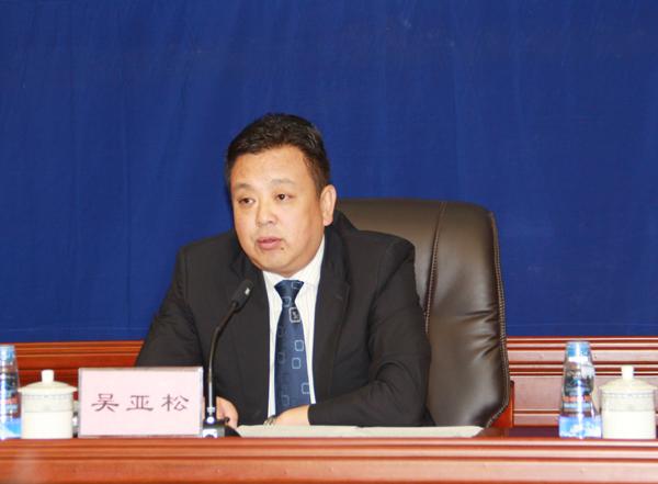 拉薩市副市長(zhǎng)、政府新聞發(fā)言人吳亞松發(fā)言。.jpg