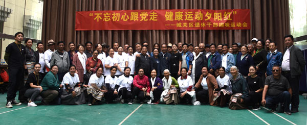 13-退休干部趣味運動會合影留念。.jpg