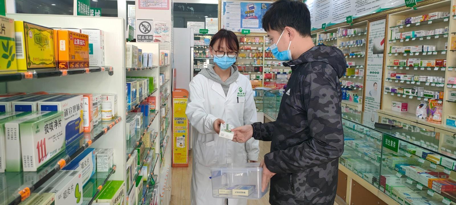 市民正在選購藥品。(4055665)-20230112093119.jpg