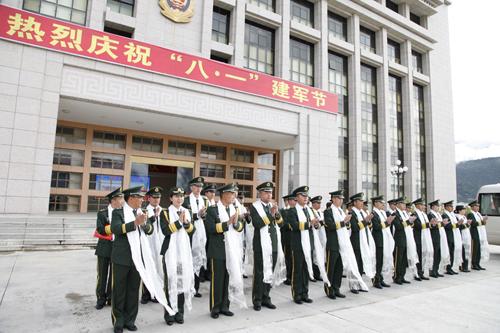 圖為支隊官兵歡迎領(lǐng)導到來.jpg