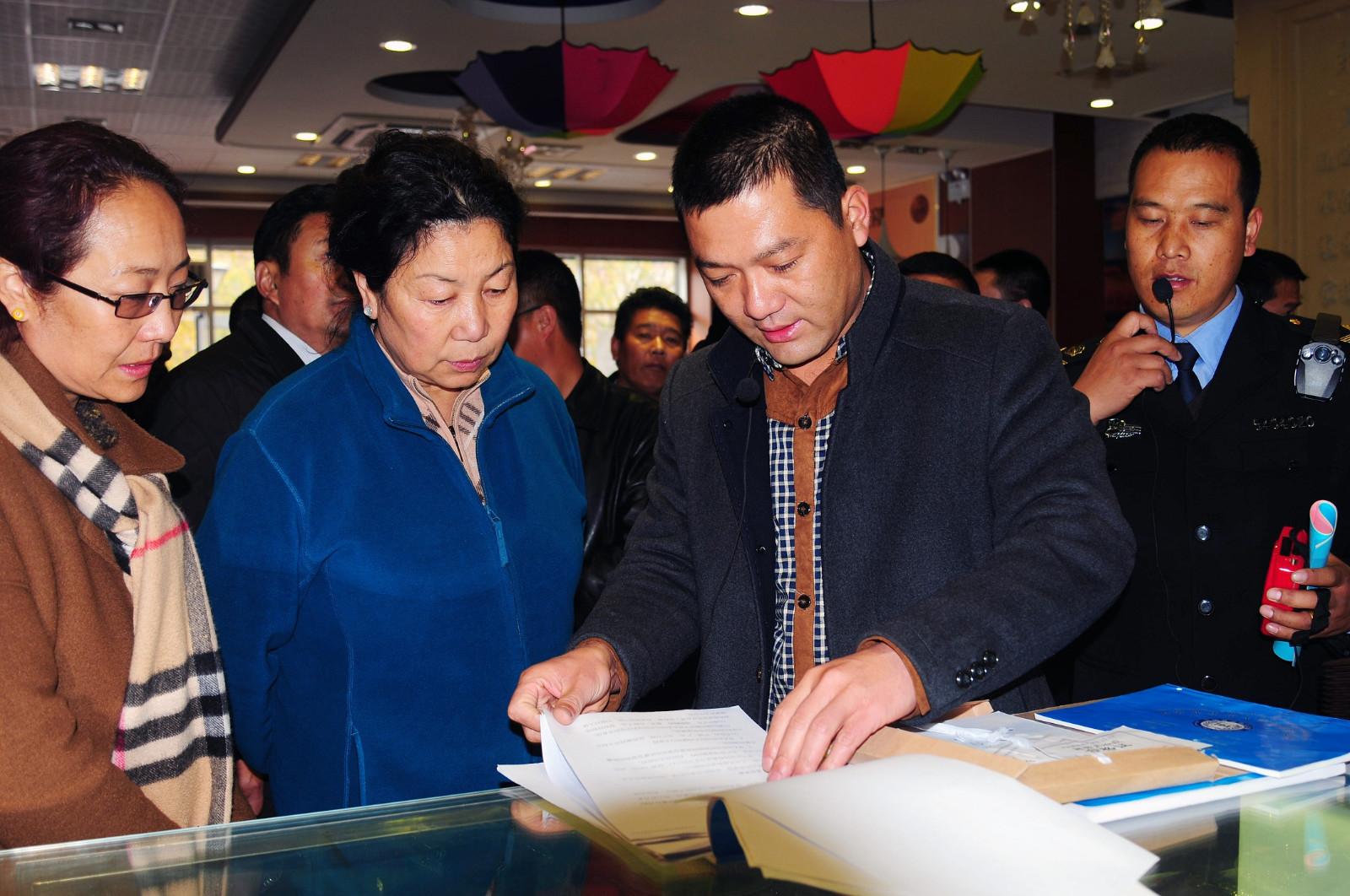 03自治區(qū)政府副主席德吉一行在明廚亮灶餐廳檢查食品安全情況。.JPG