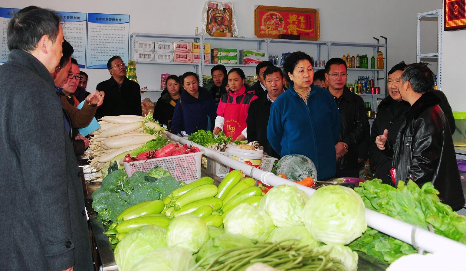 02自治區(qū)政府副主席德吉在林芝市菜籃子工程惠民直銷店檢查食品安全。.JPG