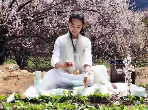 見(jiàn)證一樹(shù)桃花的綻放，與十里桃花的不期而遇，也許這將是你在米林過(guò)藏歷新年的最驚喜奇遇。