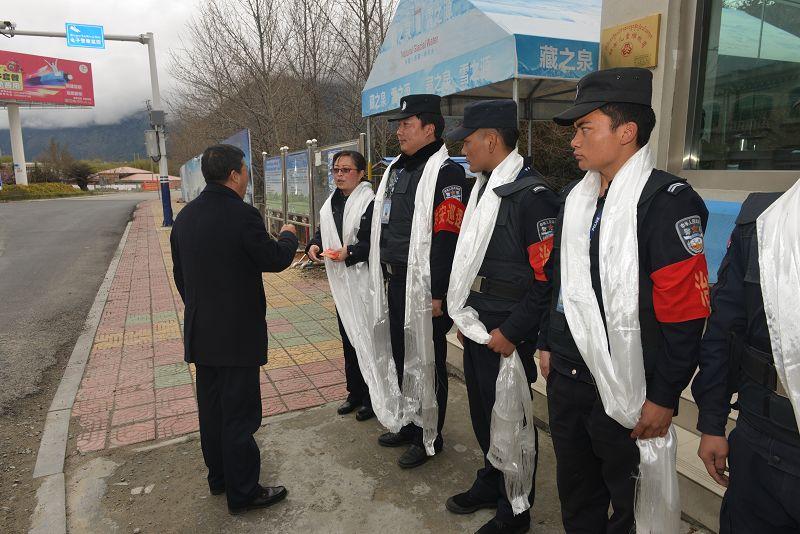 圖為：師科一行慰問(wèn)巴宜區(qū)公安局維穩(wěn)一線執(zhí)勤民輔警.jpg