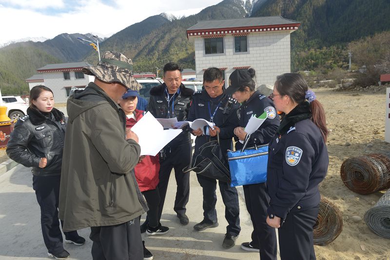 圖為：林芝巴宜區(qū)公安局黨委班子古都、唐瓊?cè)A同志前往易地扶貧搬遷點(diǎn)開展相關(guān)工作.jpg