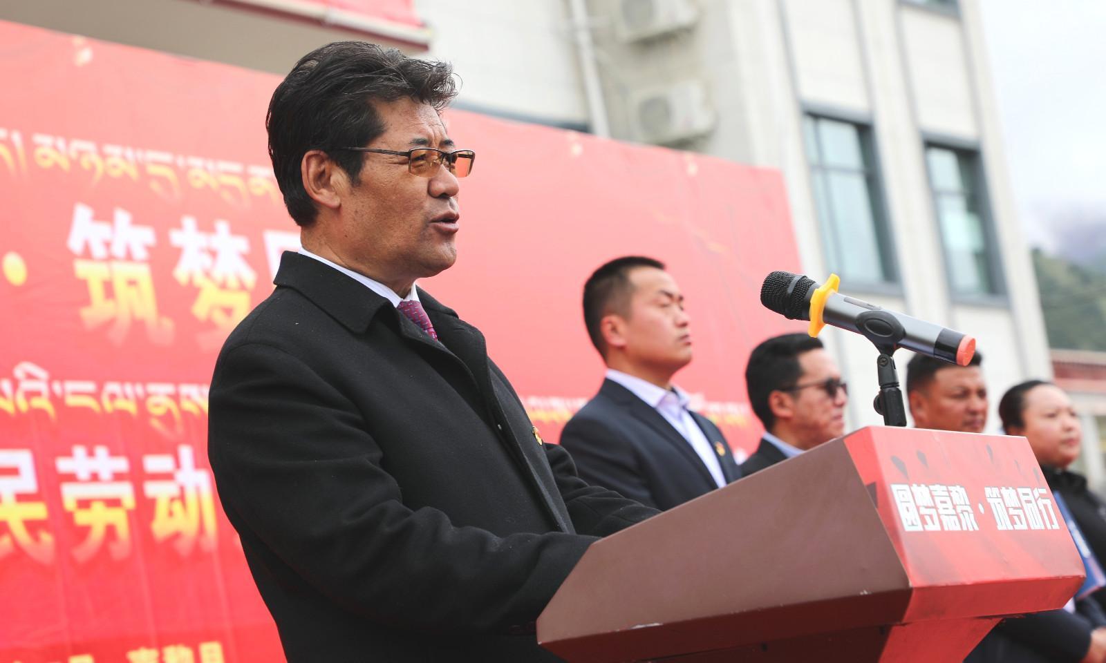 02 招聘會(huì)啟動(dòng)儀式上，嘉黎縣委副書記、縣長(zhǎng)吾金才塔致辭。.jpg