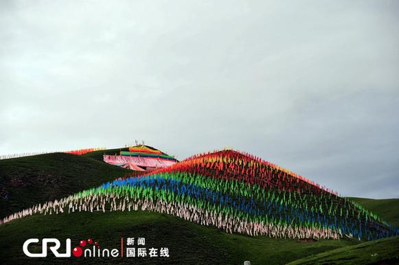 高原上的五彩經(jīng)幡，遠(yuǎn)遠(yuǎn)看去仿佛天上的彩虹落在人間 特約攝影師：李滬