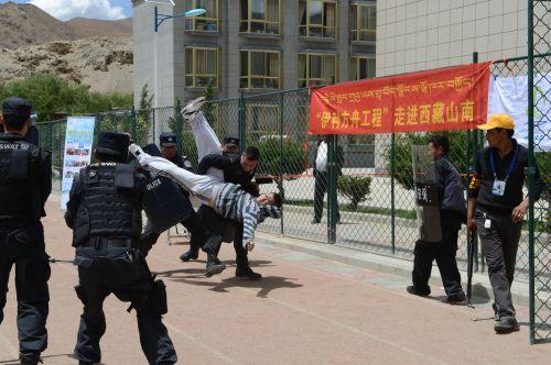 圖片3-山南地區(qū)特警支隊現(xiàn)場擒獲“歹徒”