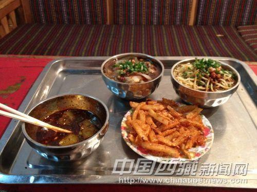 拉薩的小吃：涼粉、涼面、炸土豆  彭月圓 手機拍攝