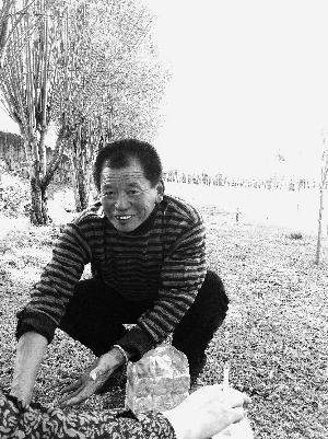 察古光明林卡的經(jīng)營者次仁頓珠今年56歲，是一個非常熱情的人。