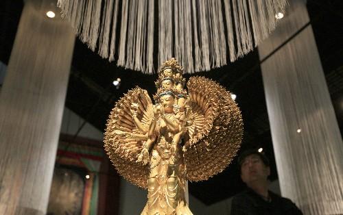7月11日，在日本北海道近代美術館舉行的“圣地西藏珍寶展”上，觀眾觀看國家一級文物——十一面千手千眼觀音菩薩像。當天，介紹西藏文化藝術的“圣地西藏珍寶展”在北海道首府札幌開幕。展覽展出了中國西藏自治區(qū)博物館和布達拉宮等地珍藏的123件珍貴文物，其中包括36件國家一級文物。札幌的展出將持續(xù)到8月23日，之后還將在東京、大阪和仙臺進行巡回展出。 新華社記者任正來攝