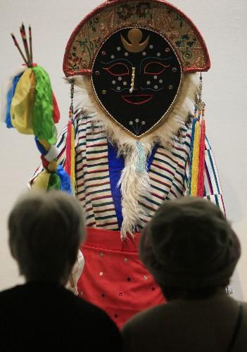 7月11日，觀眾在日本北海道近代美術館舉行的“圣地西藏珍寶展”上觀看展品。當天，介紹西藏文化藝術的“圣地西藏珍寶展”在北海道首府札幌開幕。展覽展出了中國西藏自治區(qū)博物館和布達拉宮等地珍藏的123件珍貴文物，其中包括36件國家一級文物。札幌的展出將持續(xù)到8月23日，之后還將在東京、大阪和仙臺進行巡回展出。 新華社記者任正來攝
