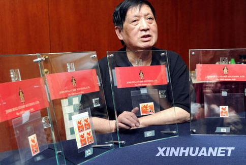 11月1日，“全國山河一片紅”郵票設(shè)計師萬維生在媒體見面會上介紹郵票。
