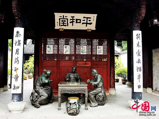 麻將運(yùn)動(dòng)不僅具有獨(dú)特的游戲特點(diǎn)，而且具有集益智性、趣味性、博弈性于一體的孕魅力及內(nèi)涵豐富、底蘊(yùn)悠長(zhǎng)的東方化特征，因而成為中國(guó)傳統(tǒng)文化寶庫(kù)中的一個(gè)重要組成部分。特別有趣的是平和堂牌匾下三位打麻將的人竟是國(guó)籍各異，留辮子的自然是清朝年間的中國(guó)人，另外一個(gè)穿著木履的是日本人，還有一位大胡子的則是西方人?？此迫遗莆ㄓ兄袊?guó)人一和！