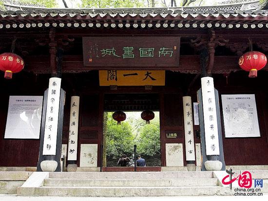 天一閣是中國(guó)現(xiàn)存最早的私家藏書(shū)樓，據(jù)記載也是麻將的創(chuàng)始人清朝時(shí)的“甬上聞人”陳魚(yú)門(mén)，甬是寧波的簡(jiǎn)稱(chēng)，所以這位陳氏先祖是寧波人。陳氏支祠就是陳家的祠堂，所以才將麻將起源陳列館建在這里。