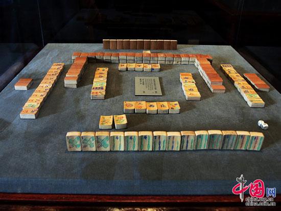 麻雀牌大概是因索子中的一索不是錢(qián)索狀，而是一只麻雀狀的小鳥(niǎo)而得名。當(dāng)時(shí)有“默和牌”與“碰和牌 ”之別，碰和牌比默和牌張數(shù)上多一倍。一幅牌有一百二十張，打法也稍復(fù)雜些。馬吊、麻雀牌在流行中由最早的紙質(zhì)逐漸演變成了竹制的。