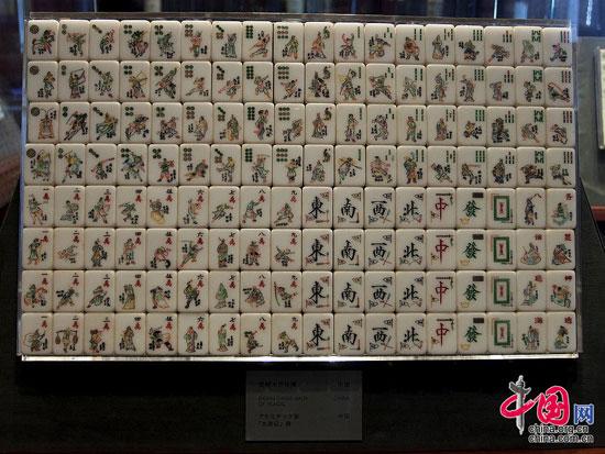 水滸葉子后期牌的張數(shù)與馬吊牌張數(shù)一致，梁山108條好漢剛好與筒條萬(wàn)三門(mén)牌的張數(shù)一樣多。這是中國(guó)唯一一副手工制作的108條好漢麻將！李中華攝影