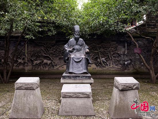 陳魚(yú)門(mén)“廣交游，琴酒無(wú)虛日”，極喜玩耍，精熟紙牌。他因深感紙牌有諸多不便，于同治三年(1846)改為竹骨，繼承碰和牌中的萬(wàn)、索、筒，共108張，易紅花為綠發(fā)，白花為白板，老千為紅中，名“三箭”，各4張，各4張，共12張，增“東、南、西、北”四風(fēng)，各4張，共16張。由此形成了當(dāng)時(shí)流行的136張一副的麻將。李中華攝影