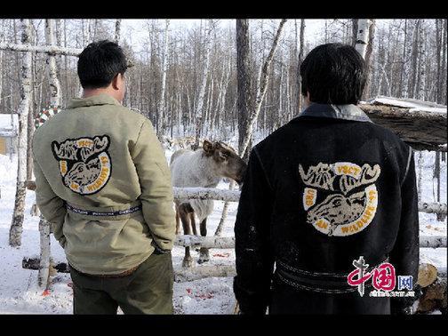 鄂溫克人喜歡鹿，就連衣服背后的圖案都是可愛的馴鹿。天高攝影