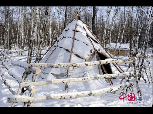 曾經(jīng)鄂溫克人居住的“撮羅子”，在冬天被當(dāng)做了倉房。天高攝影