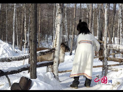 每次出入都要用木頭把門插上，防止馴鹿進(jìn)到院子里。天高攝影