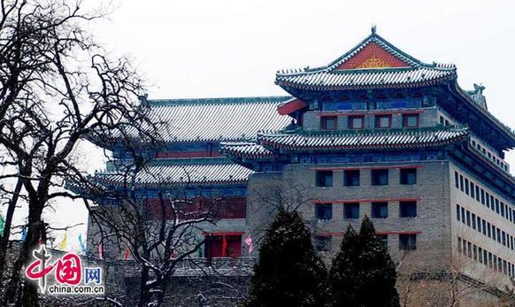 2011年2月10日的這場雪，是北京近60年來當(dāng)年冬季最“晚來”的雪，大家對這場雪期盼已久。 圖為北京美麗雪景之老城墻 (YIPIN攝影報道）
