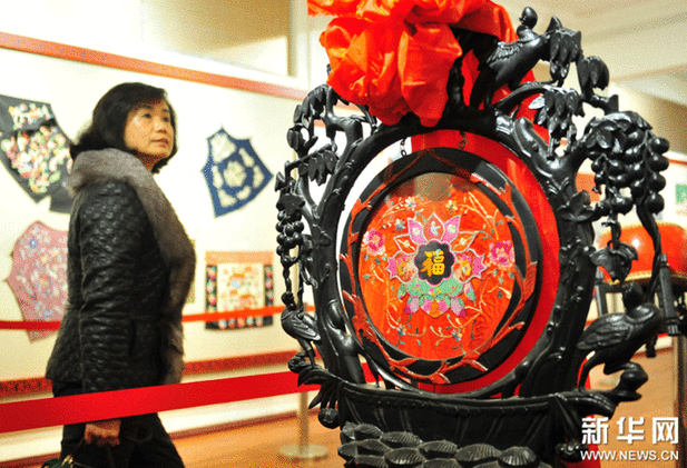 （3）2月9日，一位市民在觀看一款漆器。