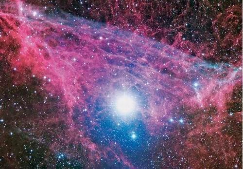 恒星爆炸形成超新星，產(chǎn)生難以置信的明亮光線，恒星殘留物與它軌道上的氣體和灰塵碰撞將釋放出光形式能量。這些炙熱氣體就是著名的超新星殘留物。這是船帆星座內(nèi)超新星，這個(gè)超新星爆炸時(shí)直徑膨脹至55光年。船帆星座內(nèi)超密集灰塵云中有一個(gè)“船帆脈沖星”，每秒旋轉(zhuǎn)11次。