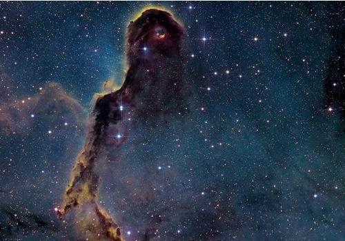如圖所示，這是IC 1396星云，它是最大的可觀測(cè)星云之一，其直徑是太陽直徑的2500倍。該星云的灰塵和氣體云是由周邊恒星輻射物質(zhì)形成的。據(jù)悉，IC 1396星云位于仙王星座，仙王星座是天文學(xué)家最早觀測(cè)記錄的星座之一。