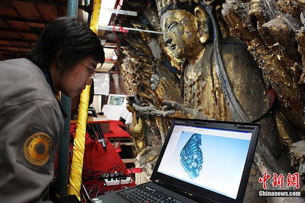 工作人員通過(guò)三維激光掃描，將造像表面金箔微觀變化錄入電腦，為跟蹤和對(duì)比修復(fù)效果提供重要的科學(xué)依據(jù)。