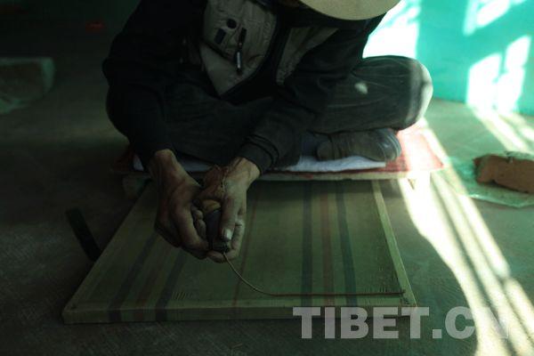 頓珠從牛角里擠出藏香泥，開始塑形