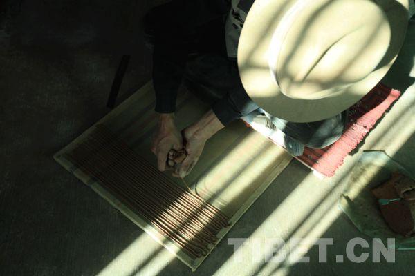 頓珠小心翼翼，將一條條藏香塑在模板上