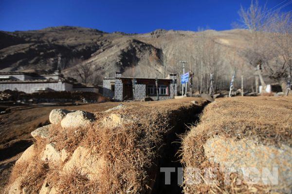 活水從這個溝里向下流，帶動下面的水車轉(zhuǎn)動，將插在上面的木段打磨成木泥