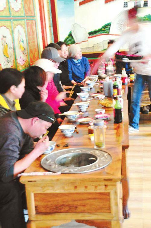我們進入面館的時候，里面熱鬧非凡。