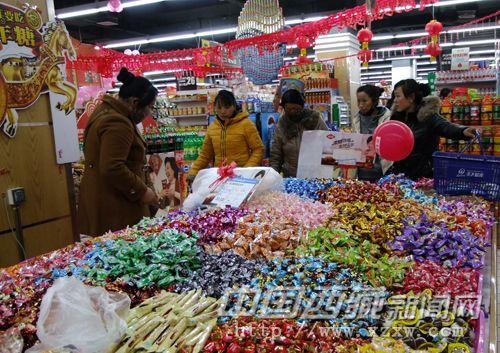 圖為2月16日，市民在樂天超市購買糖果。 李瑞偉 攝
