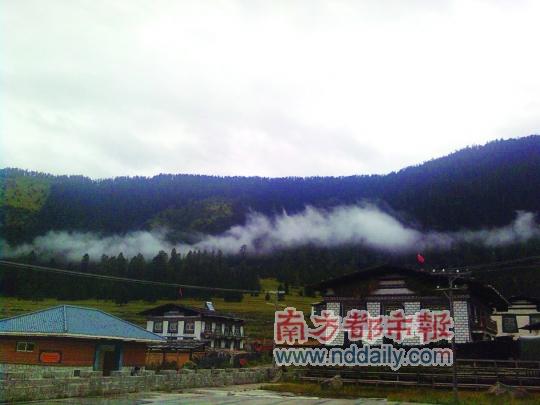 清晨，扎西崗村白云飄蕩