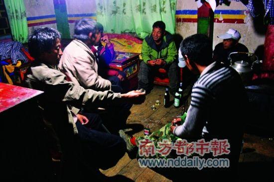 在次仁家的火爐邊烤火，喝拉薩啤酒和紅星二鍋頭，愜意非常。