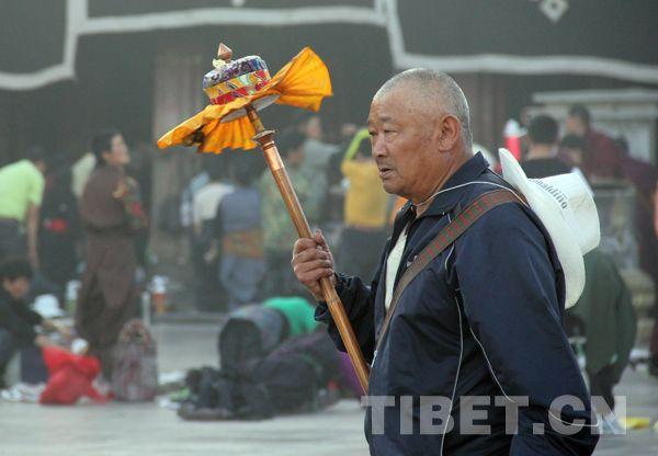6月15日清晨，一位藏族老人在大昭寺前轉(zhuǎn)經(jīng)