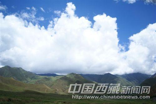 夏日，遠(yuǎn)眺次角林村風(fēng)光  彭月圓 攝