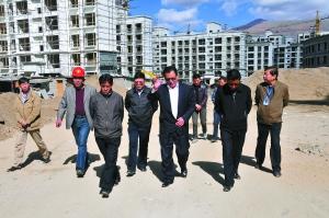 多吉次珠市長赴建設(shè)工地視察。