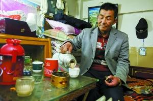  在八一農(nóng)場(chǎng)的傳達(dá)室，達(dá)娃品著甜茶，享受午后靜謐的時(shí)光。
