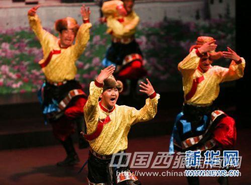 10月25日晚，在德國慕尼黑，中國西藏自治區(qū)山南地區(qū)藝術(shù)團(tuán)演員表演藏民族舞蹈。