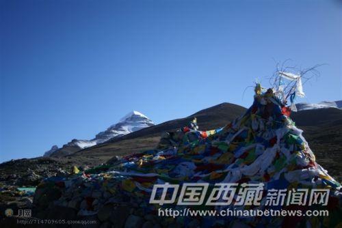 潔白的岡仁波齊與彩色的經(jīng)幡相互輝映。 彭月圓 攝