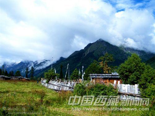 新措湖畔旁迷人景致。